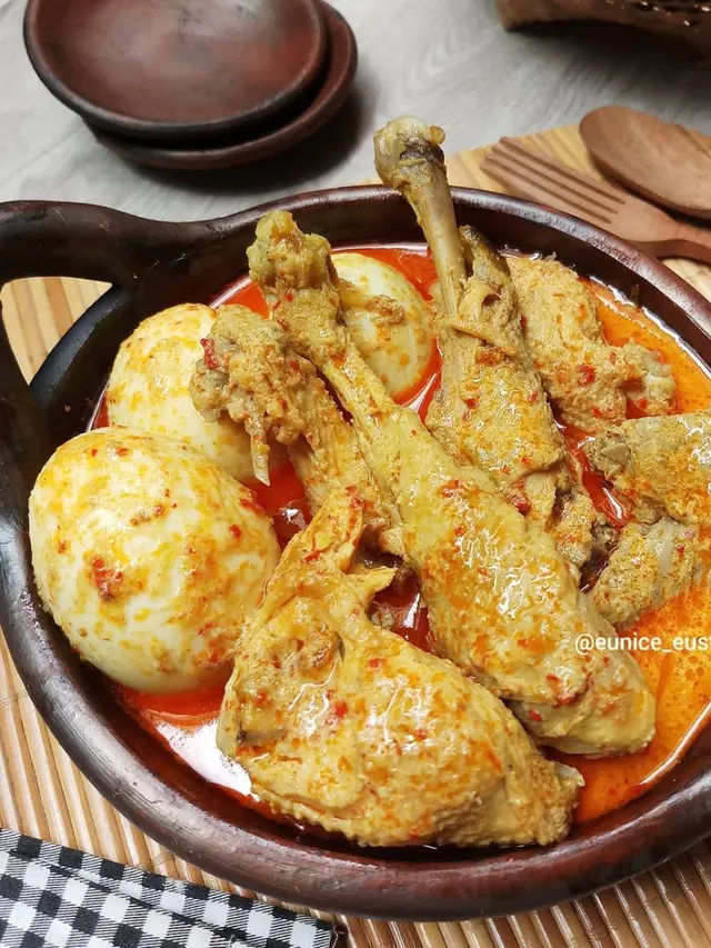 Semangkuk kare ayam dan telur
