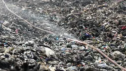 Cara Khusus Petugas Jinakkan Api di TPA Jatiwaringin