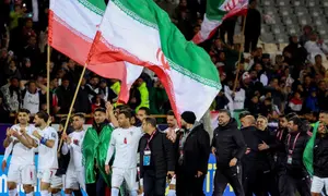 Para pemain dan tim teknis Iran merayakan kemenangan setelah pertandingan kualifikasi Piala Dunia FIFA 2026 zona Asia Grup A antara Iran dan Uzbekistan, pada 25 Maret 2025 di Teheran. (AFP)