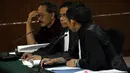 Mantan Kepala PT Nindya Karya Cabang Sumatera Utara dan Aceh Heru Sulaksono mendengarkan keterangan saksi dengan seksama di Pengadilan Tipikor, Jakarta, Kamis (2/10/2014) (Liputan6.Com/Miftahul Hayat)