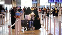 Penumpang memasuki Bandara Internasional King Abdulaziz di Jeddah, Arab Saudi, Senin (177/5/2021). Warga Saudi yang telah menerima vaksinasi Covid-19 diizinkan bepergian ke luar negeri untuk pertama kalinya sejak Maret 2020 menyusul dicabutnya larangan perjalanan. (AP Photo/Amr Nabil)