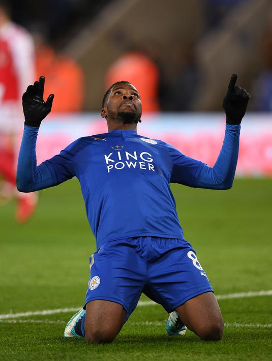 Pemain Leicester City, Kelechi Iheanacho merayakan golnya ke gawang Fleetwood Town pada babak ketiga Piala FA di King Power Stadium, Leicester, (16/1/2018). Leicester City menang 2-0. (AFP/Paul Ellis)