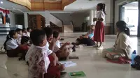 Suasana anak-anak belajar di lobi DPRD Batam, mereka tak sadar telah belajar di sekolah ilegal. (foto: Liputan6.com / ajang nurdin)