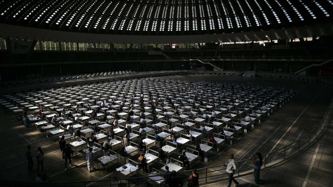 FOTO: Gelombang Panas Ekstrem Iringi Ujian Masuk Universitas di Serbia