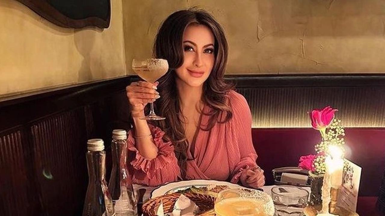 7 Potret Terbaru Diana Punky Tetap Awet Muda di Usia 49 Tahun, Disebut Bak Barbie