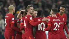 Penyerang Liverpool, Sadio Mane (tengah) merayakan golnya bersama rekan satu timnya ke gawang Leeds United selama pertandingan lanjutan Liga Inggris di stadion Anfield di Liverpool, Inggris, Kamis (24/2/2022). Mane mencetak dua gol dan Liverpool menang telak atas Leeds United 6-0.  (AP Photo/Jon Sup