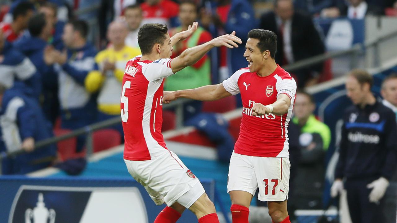 Alexis Sanchez dan Gabriel Paulista merayakan gol (Reuters)