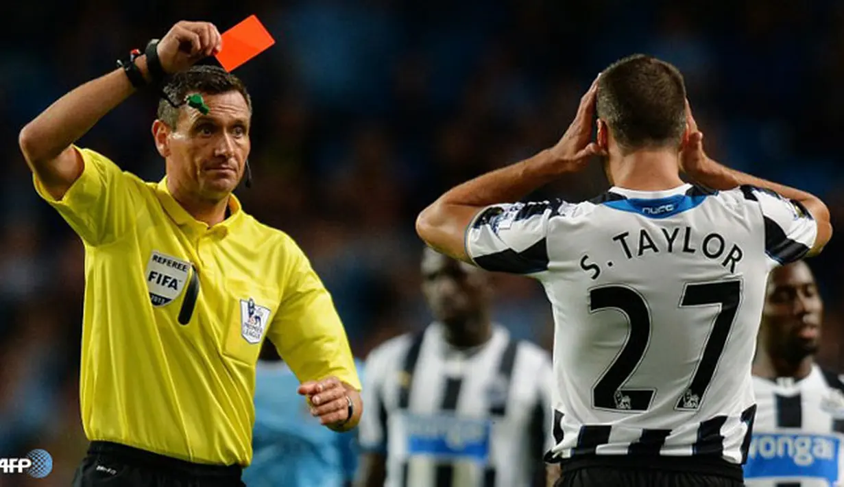 Andre Marriner memberikan kartu merah kepada Steven Taylor pada laga Liga Premier Inggris antara Manchester City dan Newcastle United di Etihad Stadium, Selasa (20 Agustus 2013) (AFP/Andrew Yates)