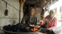 Husni membakar Kemplang Palembang yang mentah di atas bara api (Liputan6.com / Nefri Inge)
