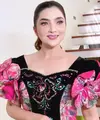 Gaun tersebut didominasi warna hitam dengan hiasan motif bunga berkilauan, dipadukan dengan aksen warna pink cerah yang memberikan kesan glamor dan anggun. [@ashanty_ash].