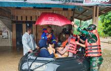 Prajurit TNI Evakuasi Ratusan Warga Terjebak Banjir di Aceh Utara