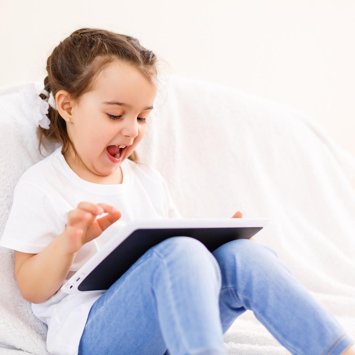 ilustrasi anak kecil bermain gadget