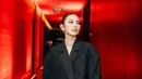 Seperti saat hadiri event Armany Beauty, Mahalini Raharja kenakan oversized blazer dress warna hitam. Blazer degan aksen payet ini dipadu dengan heels silver dan handbag merah dari Gucci [@mahaliniraharja]
