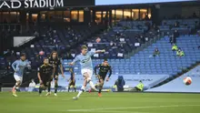 Gelandang Manchester City, Kevin de Bruyne, saat mengeksekusi penalti ke gawang Arsenal dalam laga Liga Inggris di Etihad Stadium, 17 Juni 2020. (Peter Powell/Pool via AP)