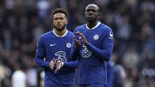 Ekspresi pemain Chelsea, Reece James (kiri) dan Kalidou Koulibaly setelah timnya dipermalukan Tottenham Hotspur 0-2 di pekan ke-25 Premier League yang berlangsung di Tottenham Hotspur Stadium, Minggu (26/2/2023) malam WIB. (AP Photo/Ian Walton)