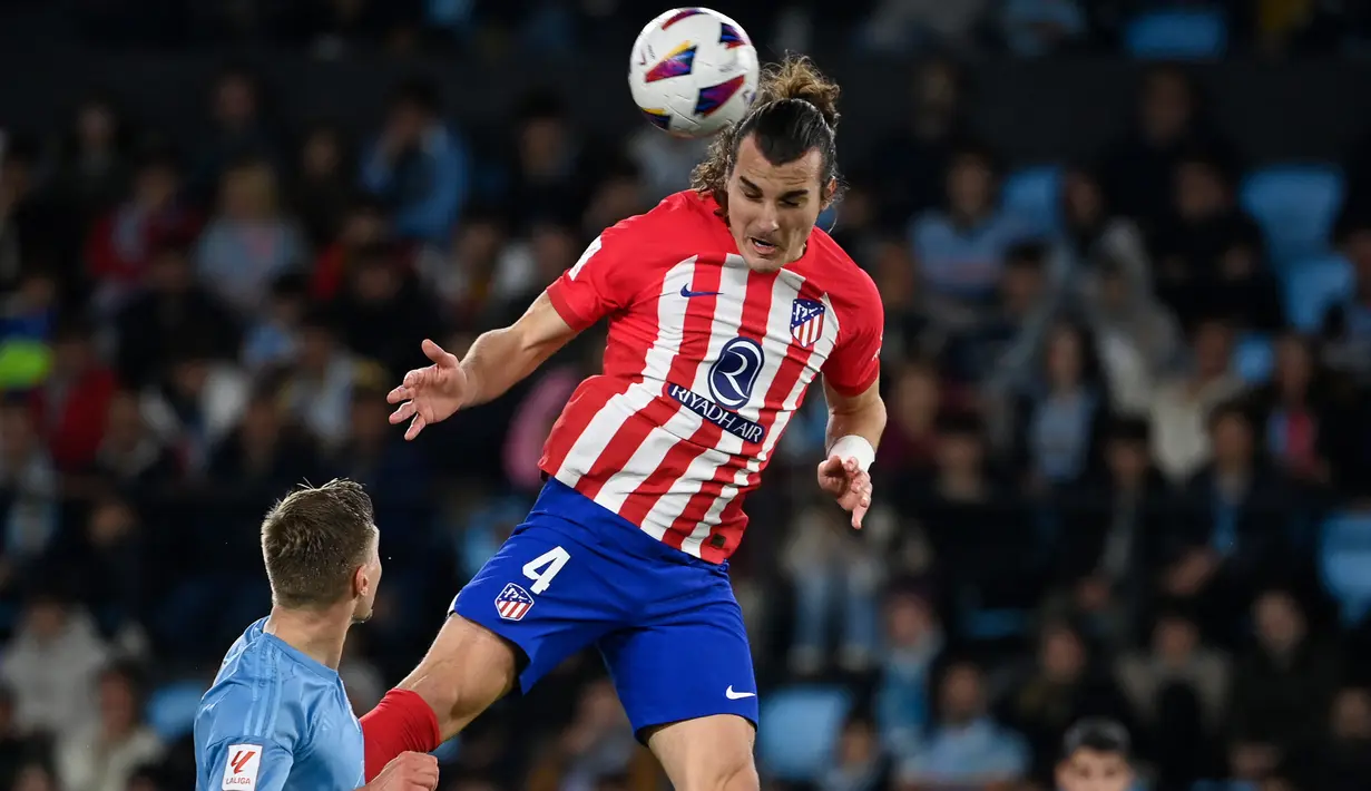 Gelandang Atletico Madrid #14 Marcos Llorente menyundul bola saat menghadapi Celta Vigo pada pekan kesepuluh La Liga Spanyol 2023/2024 di Stadion Balaídos, Minggu (22/10/2023) dini hari WIB. (MIGUEL RIOPA / AFP)