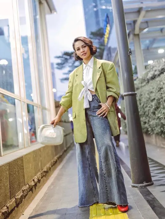 Gaya Andien Aisyah satu ini paling cocok untuk outfit semi-formal. Padukan oversized blazer dengan kemeja beraksen pita di bagian depan. (Instagram/andienaisyah).