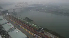 Pandangan dari atas Sirkuit Marina Bay Street yang tertutup asap tebal, Singapura, Rabu (16/9/2015). Kabut asap yang menyelimuti sirkuit tak menyurutkan penyelenggara untuk tetap melangsungkan F1 Grand Prix Singapura. (REUTERS/Edgar Su)