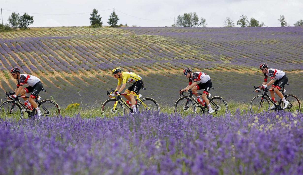 Kemenangan itu pun disambut sukacita oleh van Aert yang di beberapa etape datar sebelumnya gagal meraih podium utama. (Foto: AFP/Thomas Samson)