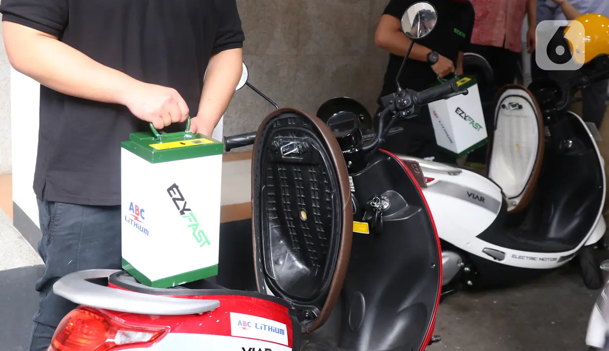 Petugas menguji coba penukaran baterai sepeda motor listrik di halaman kantor Ditjen Ketenagalistrikan ESDM, Jakarta, Senin (31/8/2020). Stasiun Penukaran Baterai Kendaraan Listrik Umum (SPBKLU) ini diharap dapat meningkatkan permintaan listrik dari energi baru terbarukan (Liputan6.com/Angga Yuniar)