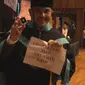 Wisudawan Universitas Parahyangan yang akan melamar kekasihnya setelah lulus. (Dok. Tangkapan Layar Tiktok/ @kuyjalanjalann)