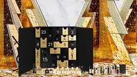 Manjakan diri sendiri dan orang yang kita cintai dengan Kalender Advent YSL 2022. Rayakan musim liburan dan hadiahkan dengan cara YSL. Di dalam set kado mewah ini, temukan koleksi makeup, wewangian, dan perawatan kulit YSL yang ikonik. / Foto dok YSL Beauty.