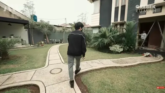 Teras depan rumah Narji (Foto: Dok. Atta Halilitar)
