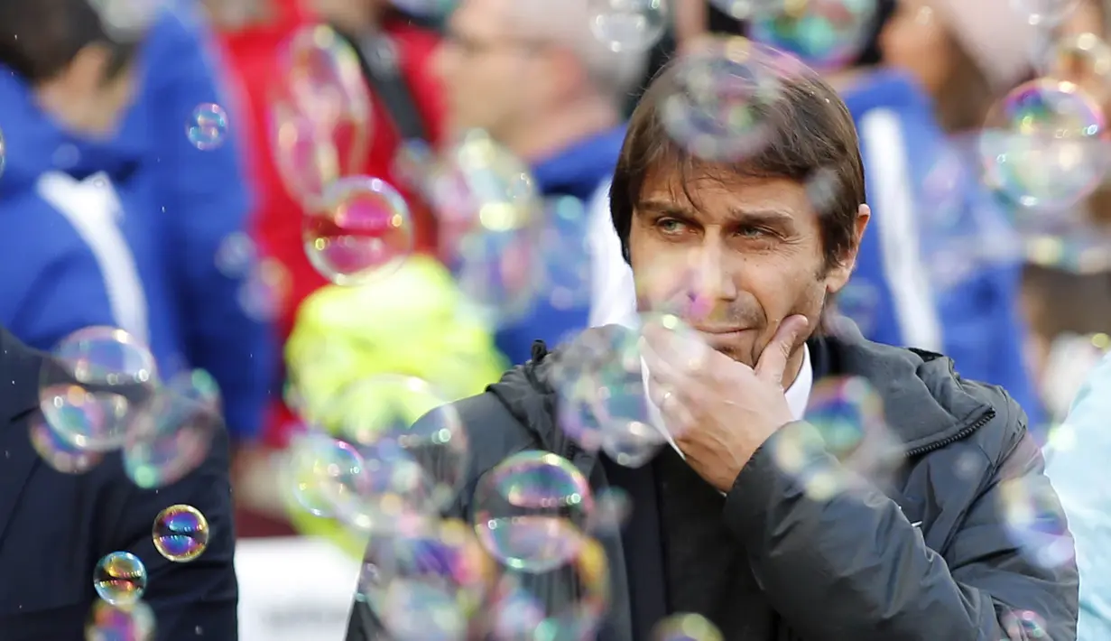Pelatih Chelsea, Antonio Conte, tampak kecewa usai takluk dari West Ham United pada laga Premier League di Stadion London, Sabtu (10/12/2017). Chelsea Takluk 0-1 dari West Ham United. (AP/Alastair Grant)