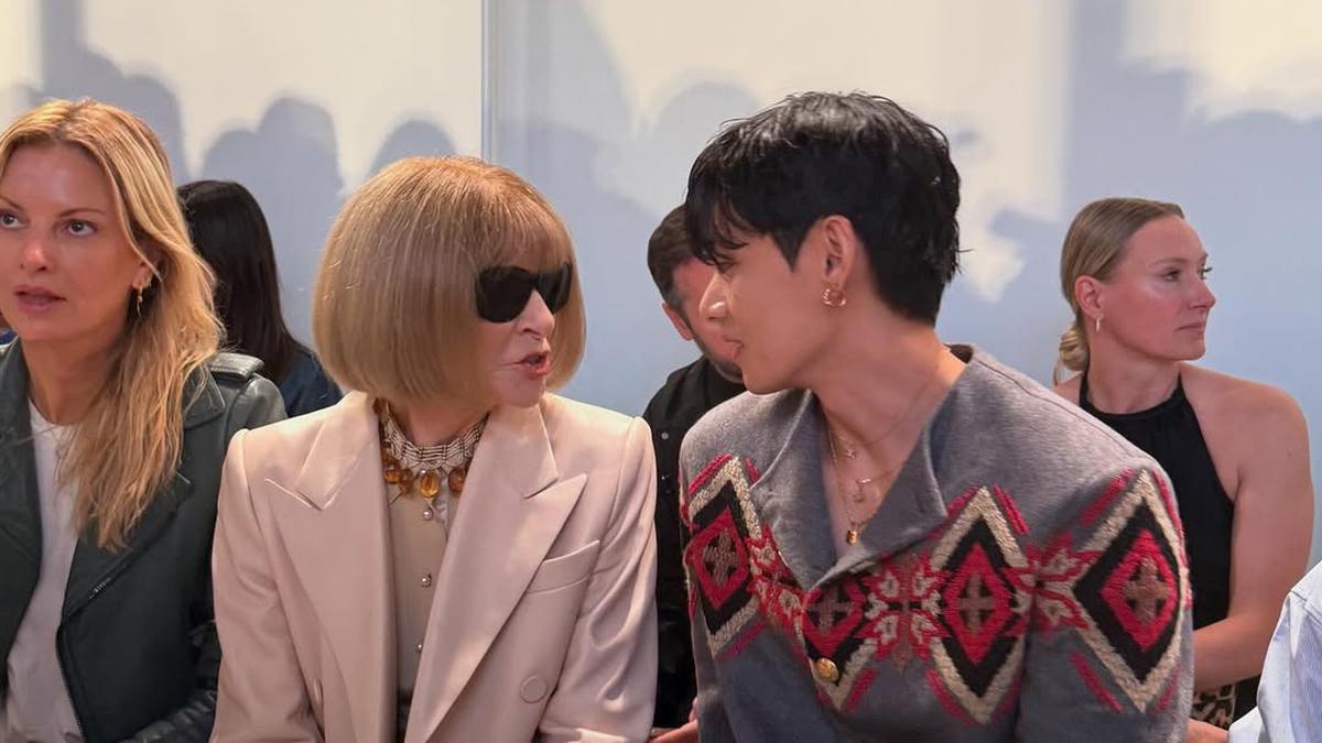 Pesona Memikat V BTS Saat Comeback ke Fashion Week, Sampai Mencuri Perhatian Anna Wintour