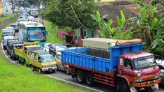 Antrean kendaraan pemudik memadati Jalan Layang Simpang Rajapolah, Tasikmalaya, Jawa Barat, Kamis (24/7/14). (ANTARA FOTO/Adeng Bustomi)