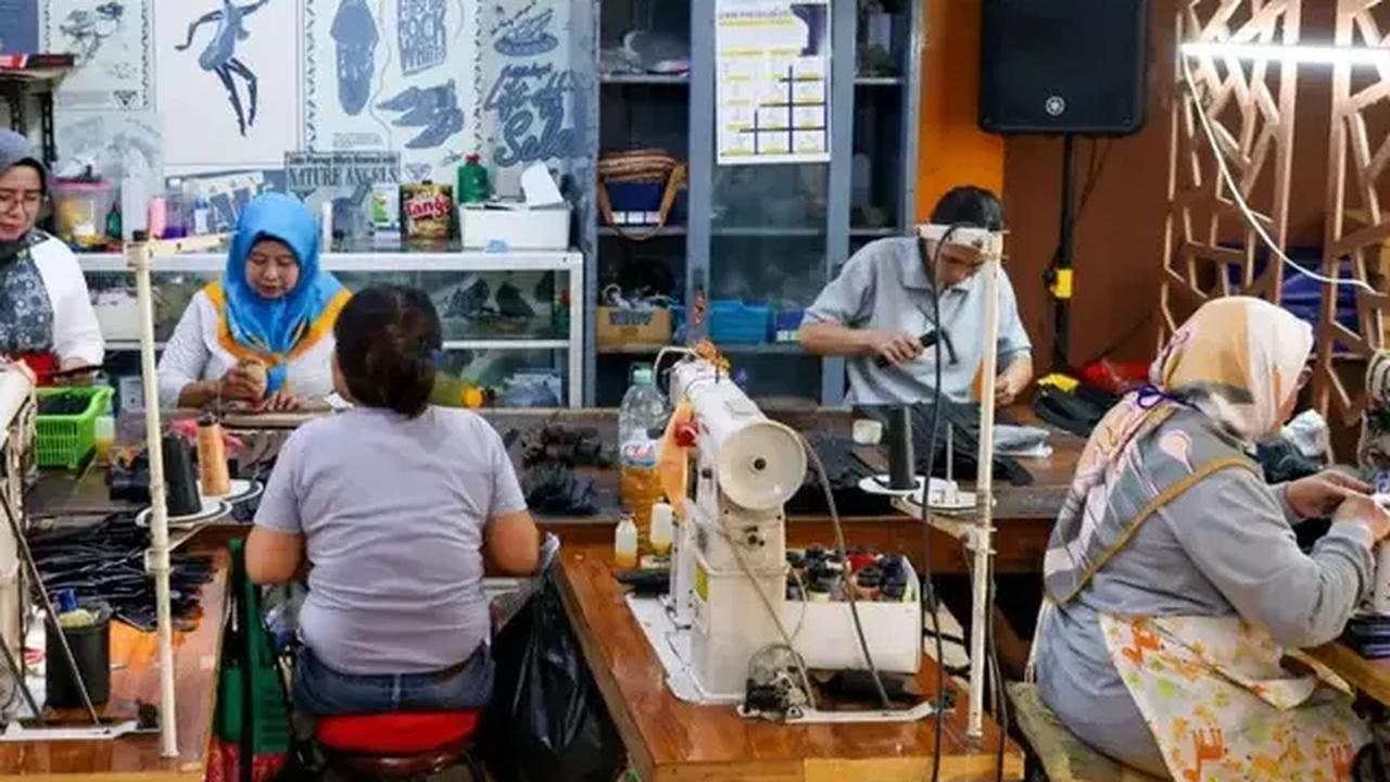 HS terdiri dari penomoran barang sampai tingkat 6 (enam) digit, KUMHS, Catatan Bagian, Catatan Bab dan Catatan Subpos yang mengatur ketentuan pengklasifikasian barang.<br>