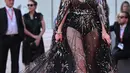 Aktris Amerika Serikat sekaligus Presiden Juri Venice Film Festival 2022 Julianne Moore tiba untuk upacara pembukaan dan pemutaran film "White Noise" di Venesia, Italia, Rabu (31/8/2022). Aktris berusia 61 tahun ini tampak sensasional saat memamerkan kakinya di bawah gaun hitam berkilau dan jubah yang serasi. (Tiziana FABI/AFP)