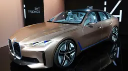 Kendaraan konsep BMW dipamerkan dalam Pameran Otomotif Internasional Beijing 2020 di Beijing, China, 29 September 2020. Sebanyak 785 mobil tahun ini ditampilkan di Pameran Otomotif Internasional Beijing atau Auto China 2020. (Xinhua/Ding Hongfa)