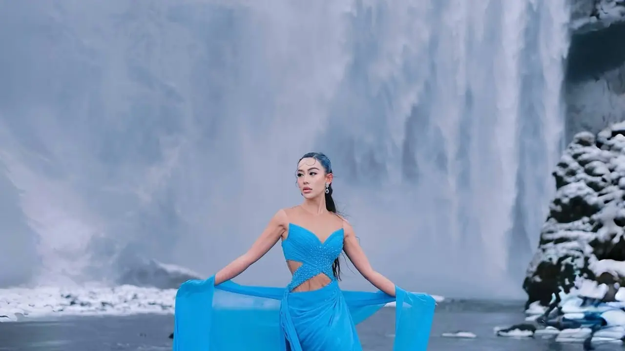Potret Totalitas Olivia Tan Tampil Anggun Jadi Elsa Frozen di Iceland, Pakai Gaun Tanpa Lengan di Suhu -10 Derajat Celsius