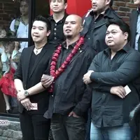 Ahmad Dhani baru saja meresmikan pembukaan karaoke barunya di daerah Pantai Indah Kapuk. Hadir tanpa ditemani Mulan Jameela dan keluarga, ini jawaban Ahmad Dhani kepada media.