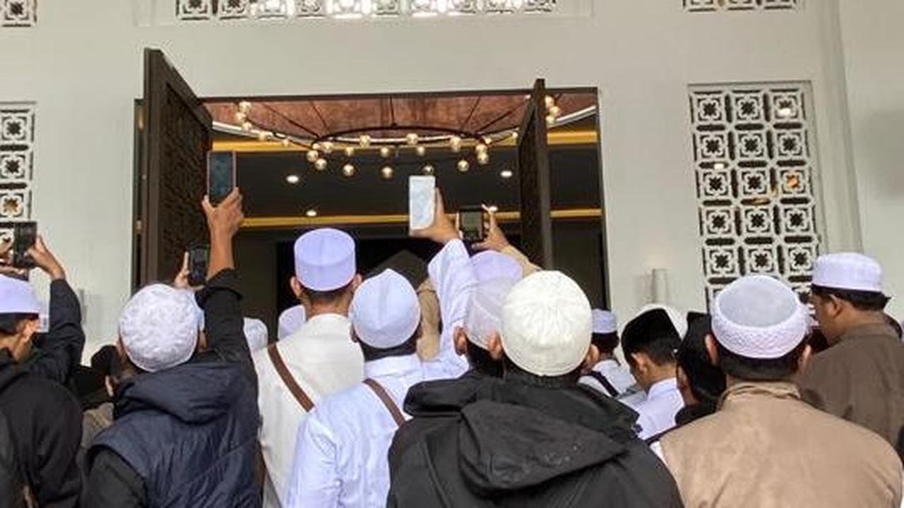 Potret Jemaah Padati Prosesi Pemakaman Habib Hasan Bin Ja’far Assegaf