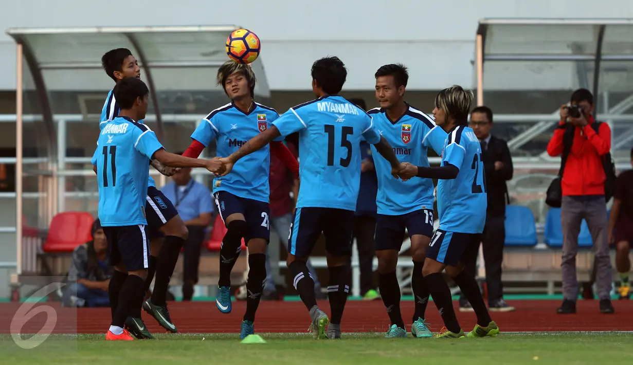 Pemain Timnas Myanmar saat latihan resmi laga persahabatan melawan Timnas Indonesia U-22 di Stadion Pakansari, Kab Bogor, Senin (20/3). Timnas Indonesia U-22 akan melakoni laga uji coba lawan Myanmar, (21/3). (Liputan6.com/Helmi Fithriansyah)