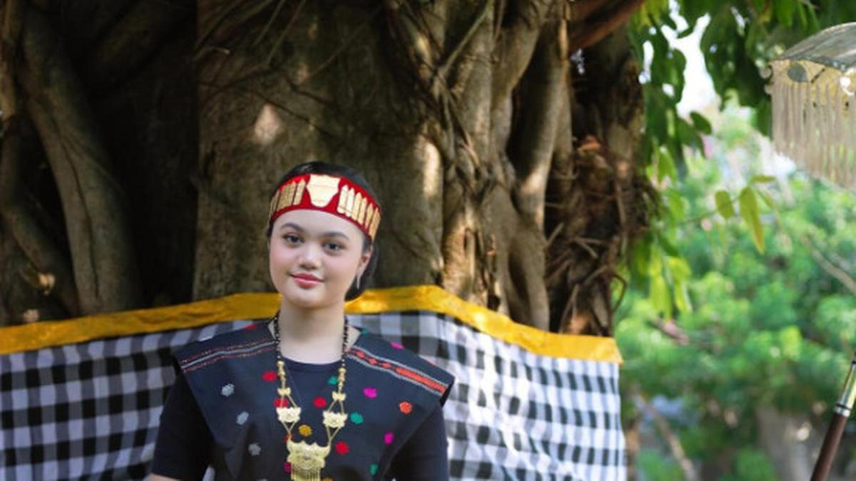 Gaya Amora Lemos Pakai Baju Adat Suku Batak, Tampil Memukau