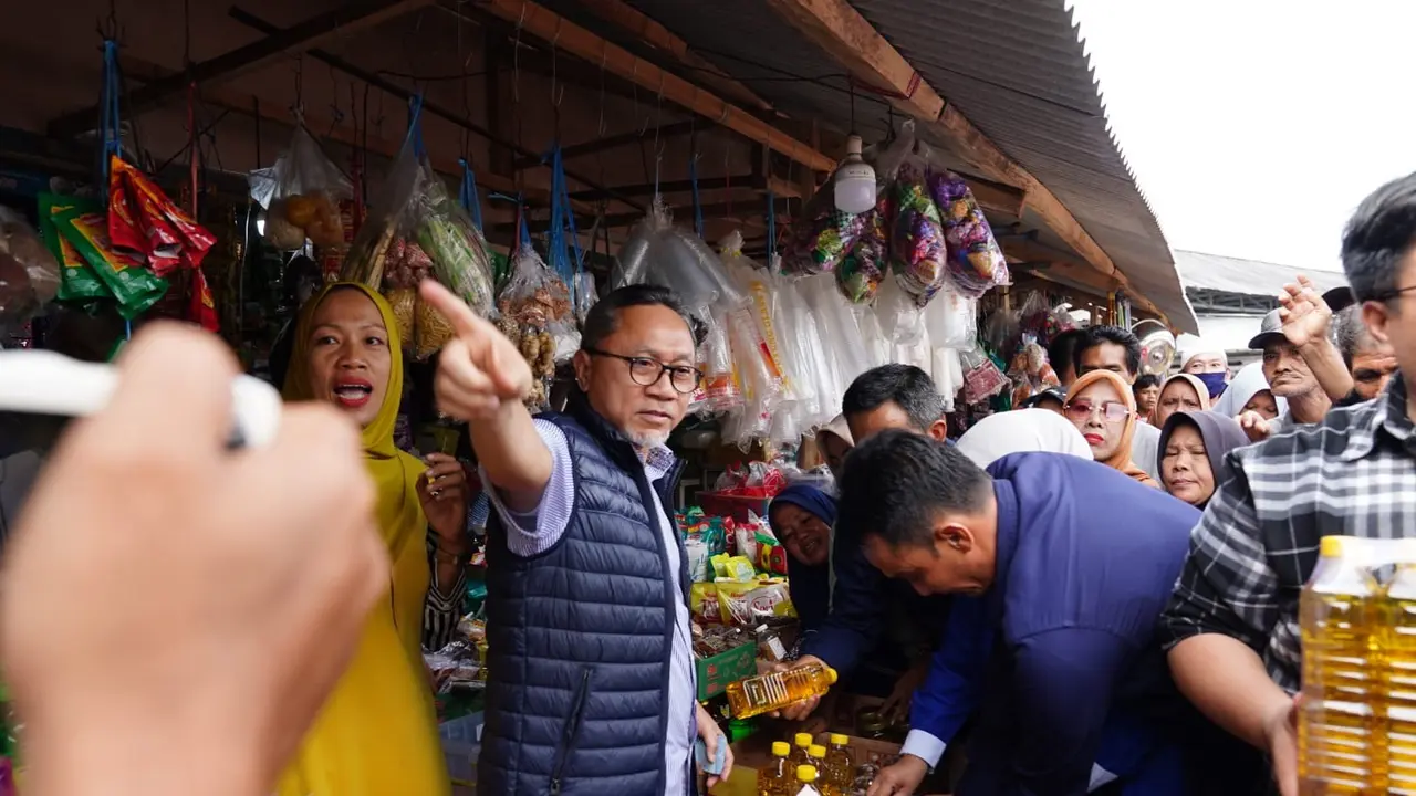 Menteri Perdagangan Zulkifli Hasan meninjau pasar Kalianda di Lampung Selatan, Lampung, Rabu (28/6/2023). (Dok Kemendag)