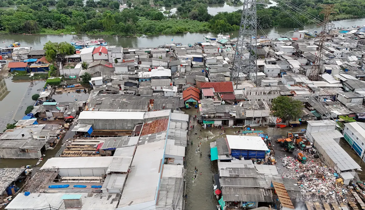 Banjir rob kali ini selain merendam kawasan penduduk juga menggenangi beberapa ruas protokol di kawasan Pluit. (merdeka.com/Arie Basuki)