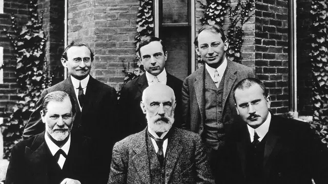 Sigmung Freud (tengah) dan Carl Jung (kanan) di depan Clark University, 1909. (Wikimedia Commons)