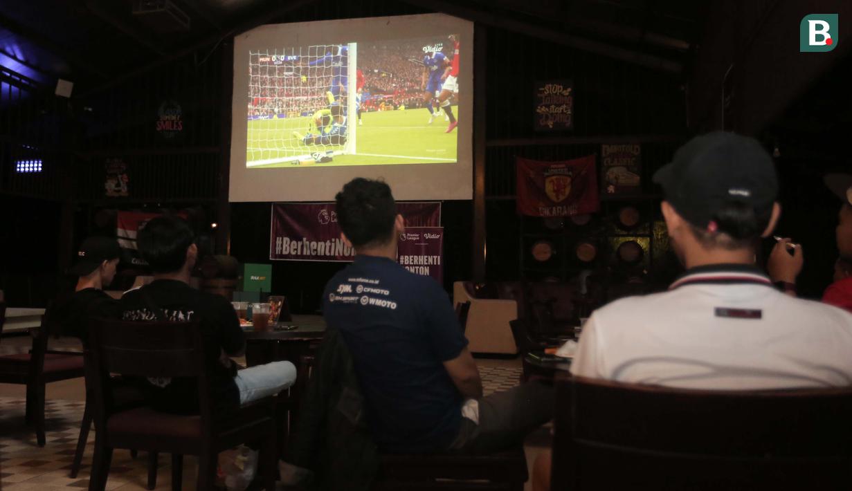 Anggota komunitas United Indonesia menyaksikan tim kesayangannya Manchester United (MU) bertanding menghadapi Everton dalam acara Roaring Night Liga Inggris 2023/2024 di Java Palace Hotel Jababeka, Cikarang, Sabtu (9/3/2024) malam WIB. (Bola.com/Pradipta Rama Baskara)