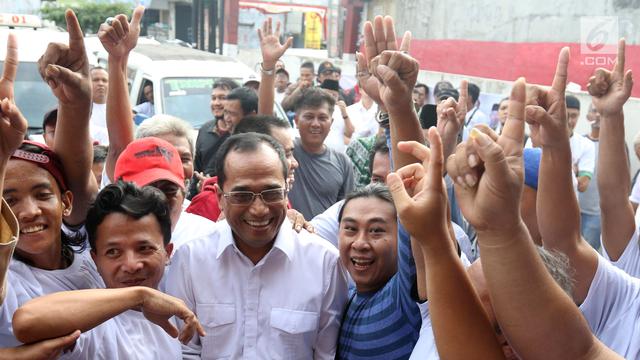 Menhub Budi Karya Nongkrong Bareng Sopir Angkot di Tangerang