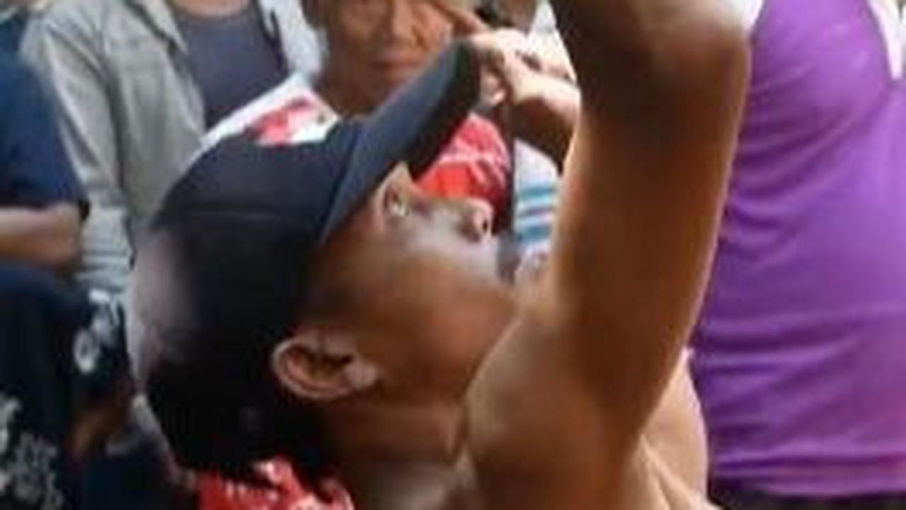 Para pemuda desa setempat turut ambil bagian dalam tradisi ini, terlibat dalam atraksi di mana mereka beradu dengan rotan di arena yang telah disediakan.