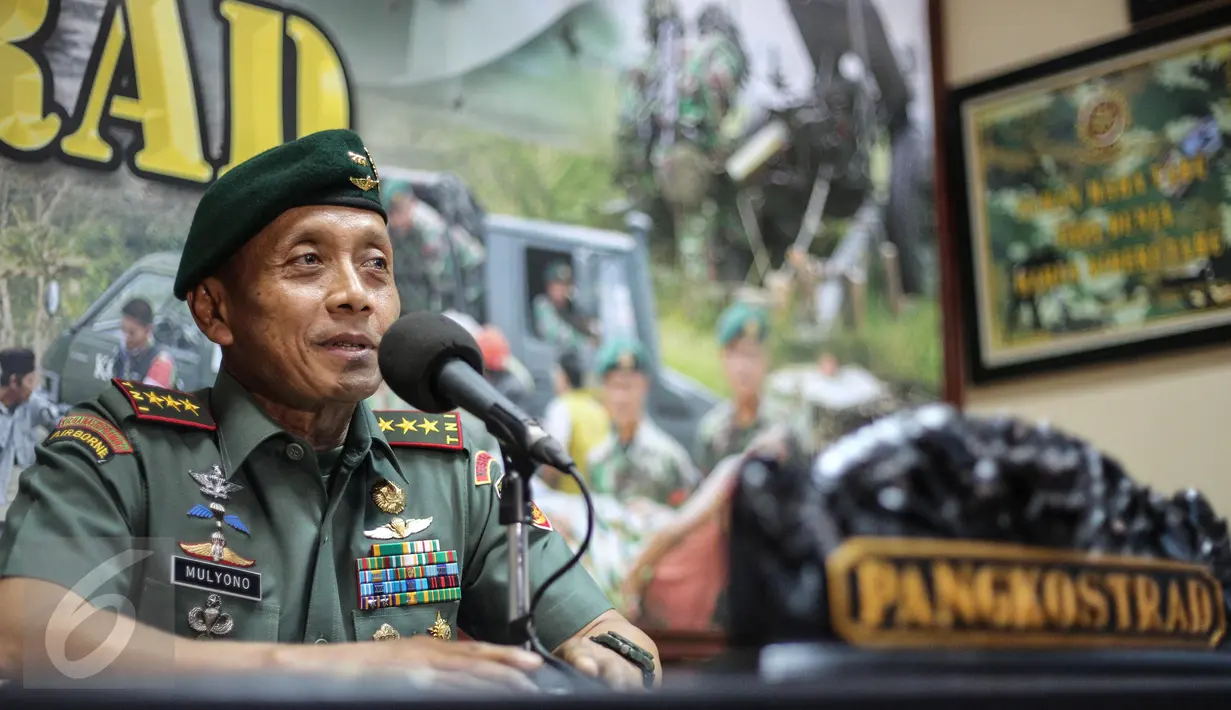 Pangkostrad Letnan Jendral Mulyono memberikan keterangan terkait kasus penusukan anggota Brigif L-3/k  di Media Center Kostrad, Jakarta, Senin (13/7). Mulyono menyerahkan sepenuhnya pengusutan kasus tersebut kepada kepolisian. (Liputan6.com/Faizal Fanani)