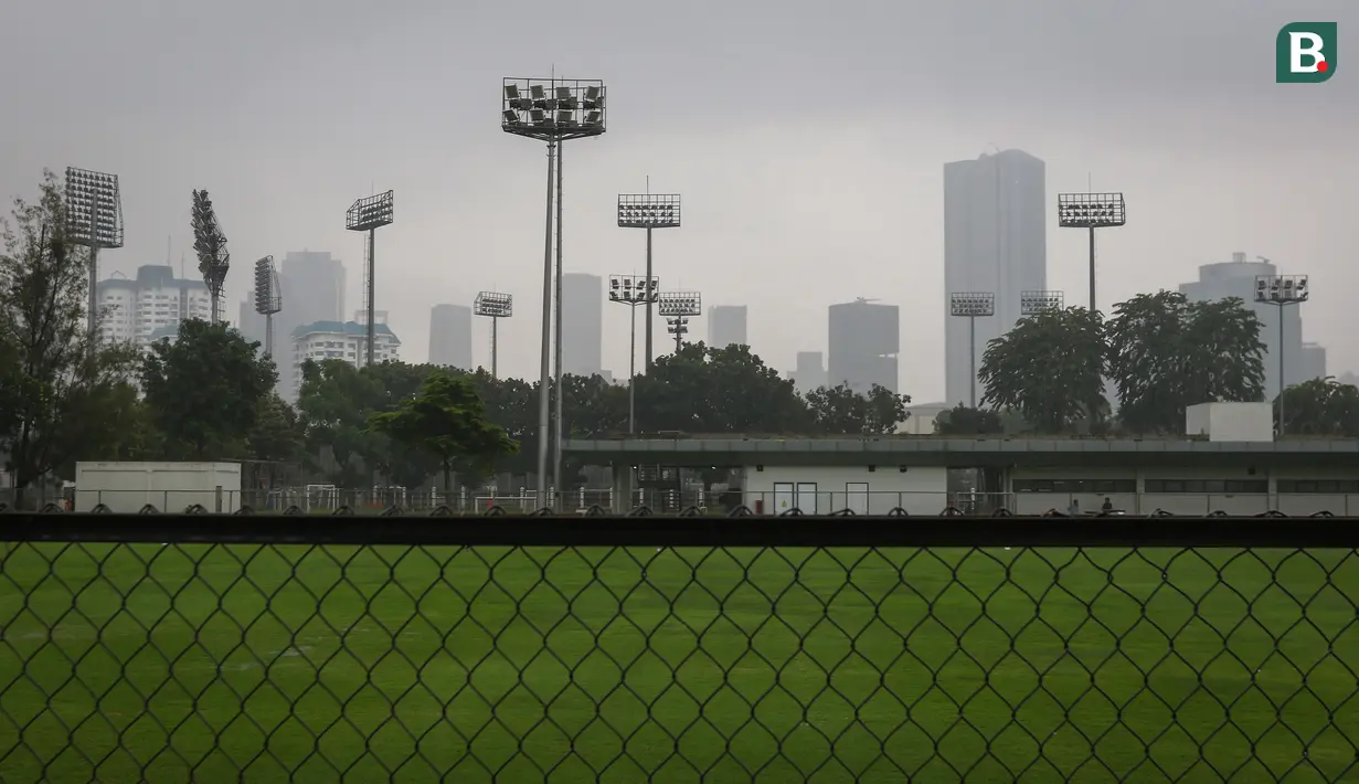 Hujan deras melanda kawasan Lapangan A Kompleks Gelora Bung Karno, Jakarta saat Timnas Indonesia akan melakukan latihan menjelang laga leg pertama semifinal Piala AFF 2022 menghadapi Vietnam, Rabu (04/01/2023). (Bola.com/Bagaskara Lazuardi)