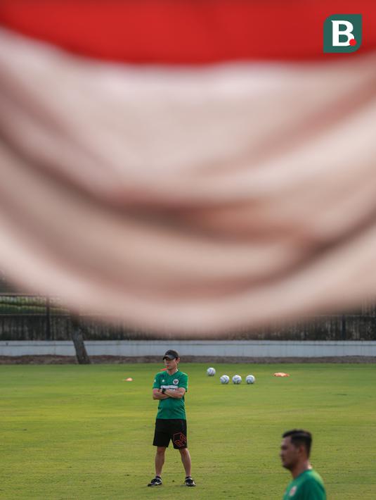 Pelatih Timnas Indonesia U-23, Shin Tae-yong saat melakukan latihan perdana menjelang Piala AFF U-23 yang berlangsung di Lapangan A, Senayan, Jakarta, Kamis (10/08/2023). (Bola.com/Bagaskara Lazuardi)