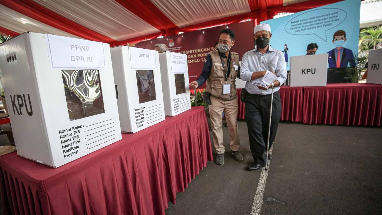 Agus mengatakan, hukum harus bertumpu pada kontitusi dengan kedaulatan rakyat yang dijalankan melalui sistem demokrasi. Karena itu, muncul istilah demokrasi konstitusional.<br>