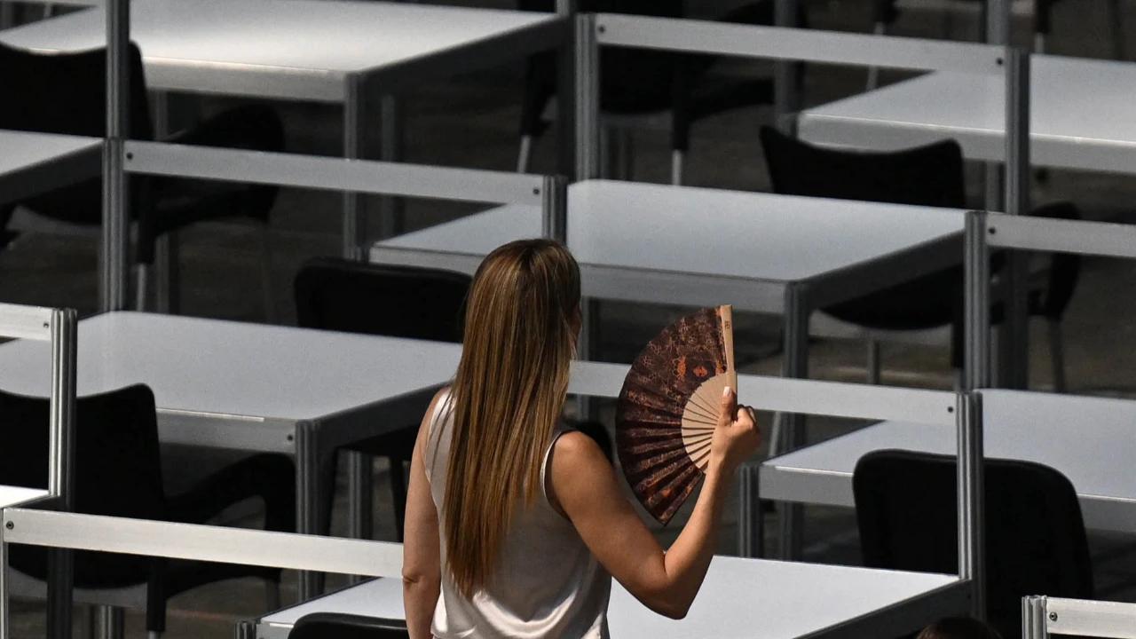 FOTO: Gelombang Panas Ekstrem Iringi Ujian Masuk Universitas di Serbia