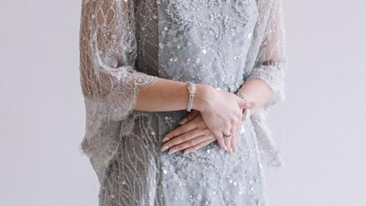 Ilustrasi Kebaya Brokat dengan Detail Cape (©Pinterest)